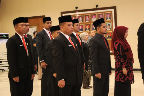 Perkuat Penegakkan Perda, Dua PPNS Satpol-PP Kampar Dilantik Kakanwil Kemenkumham Riau