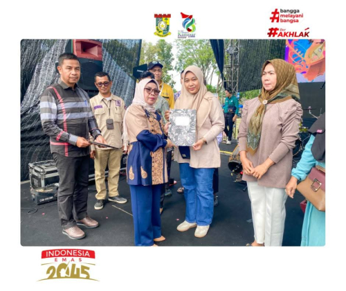 Bupati Ahmad Yuzar Bersama Wabup Misharti Serahkan Sertifikat Halal ke UMKM