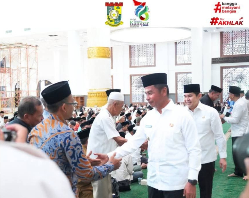 Lepas Jamaah Haji Kampar, Bupati Ahmad Yuzar Minta Jamaah Jaga Kesehatan di Tanah Suci
