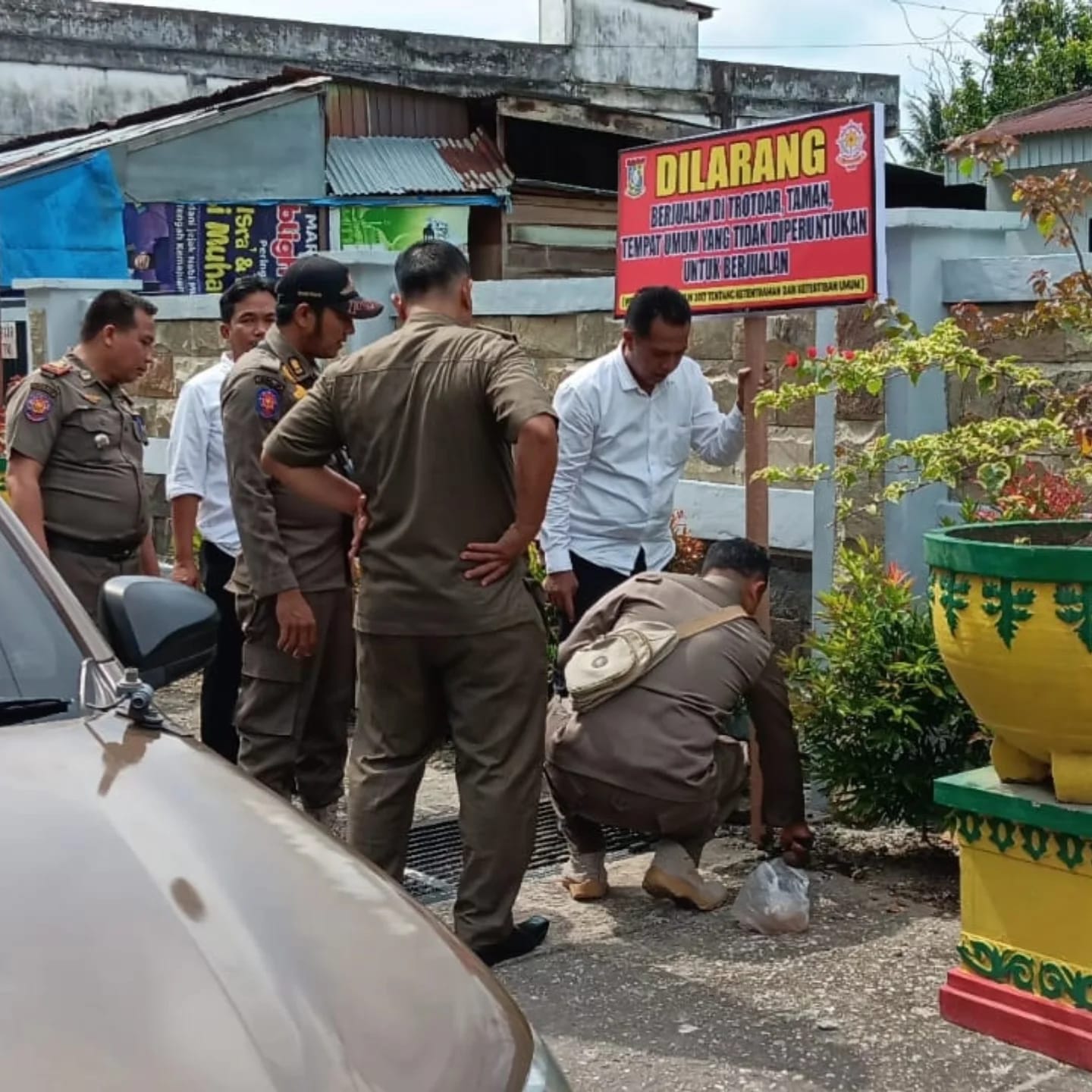 Satpol-PP Kampar Himbau Pedagang Tidak Berjualan di Trotoar
