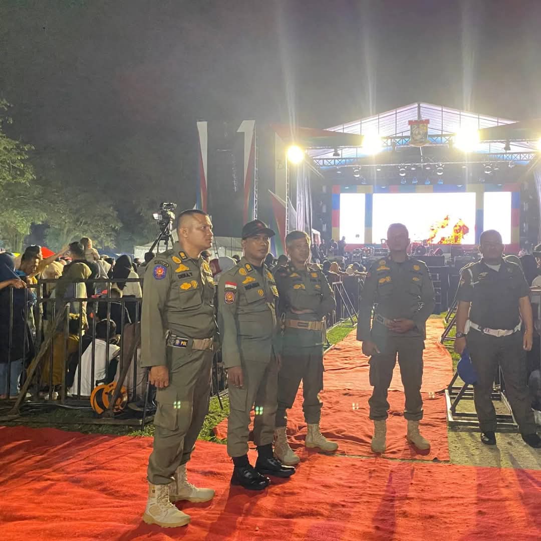 Dipadati Lautan Massa, Satpol-PP Kampar Pastikan Keamanan Masyarakat di Lapangan Merdeka