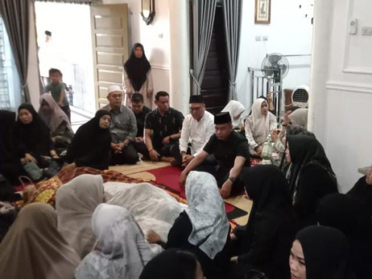 Bupati Kampar Ahmad Yuzar Melayat ke Rumah Duka Ahmad Zaki