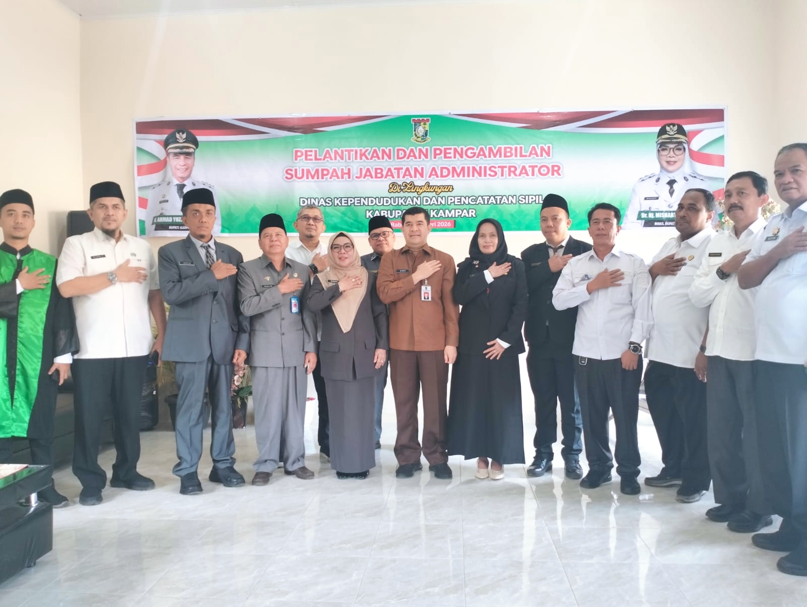 Wabup Kampar Ambil Sumpah Sekretaris Disdukcapil dan Dua Kabid