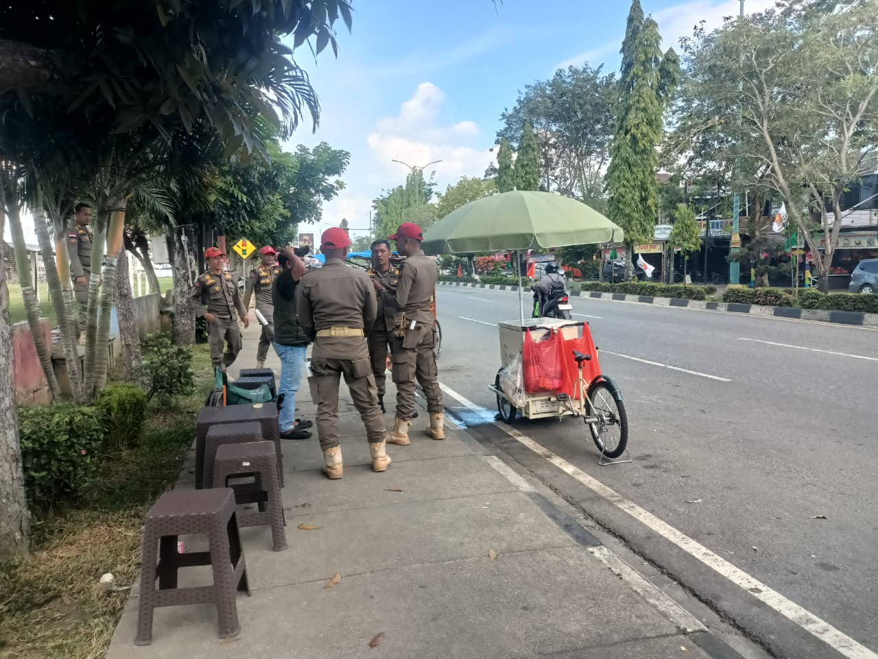 Jaga Ketertiban Umum, Satpol PP Kampar Tertibkan PKL di Lapangan Merdeka