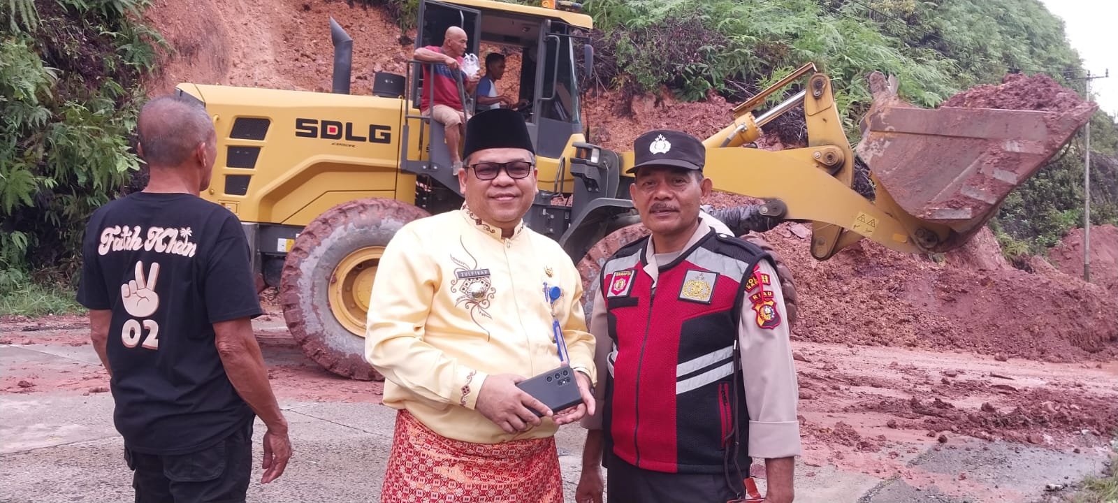 Jalan Lintas Riau-Sumbar KM 96 Tanjung Alai, Camat XIII Koto Kampar Siaga Dilokasi