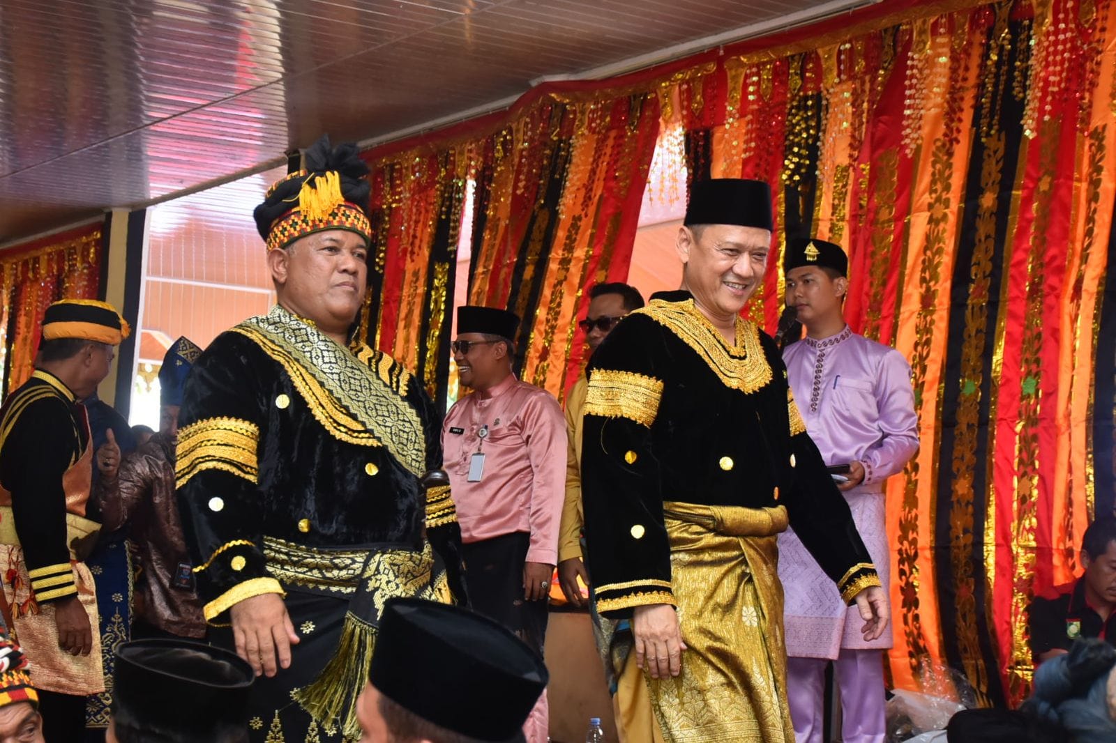 Pj Bupati Kampar Dinobatkan Sebagai Payung Panji Adat Datuk Rajo Limbago